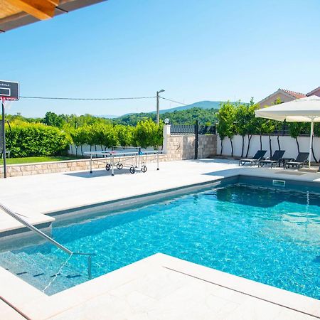 Vacation Villa Matic With 7 Bedrooms Sinj Exterior foto