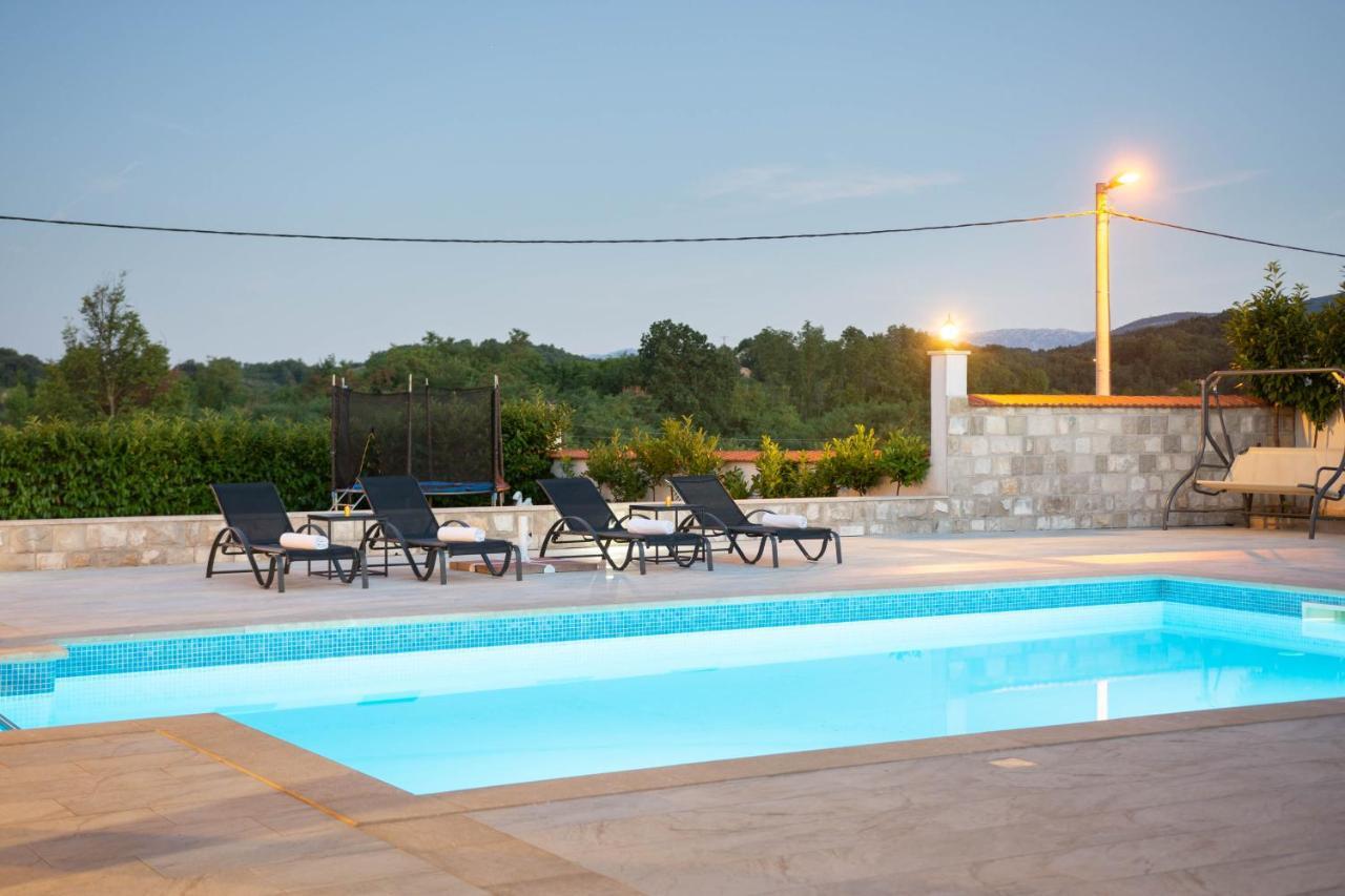 Vacation Villa Matic With 7 Bedrooms Sinj Exterior foto