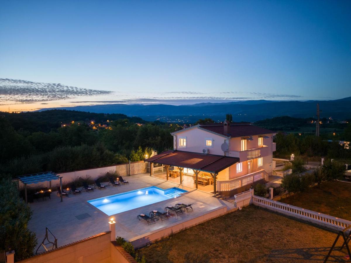Vacation Villa Matic With 7 Bedrooms Sinj Exterior foto