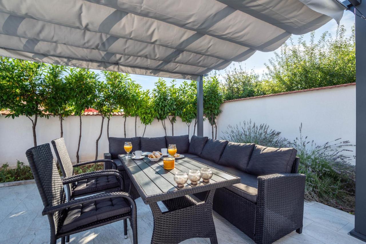 Vacation Villa Matic With 7 Bedrooms Sinj Exterior foto