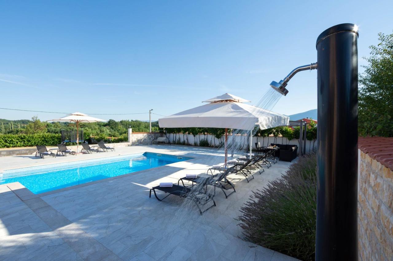 Vacation Villa Matic With 7 Bedrooms Sinj Exterior foto
