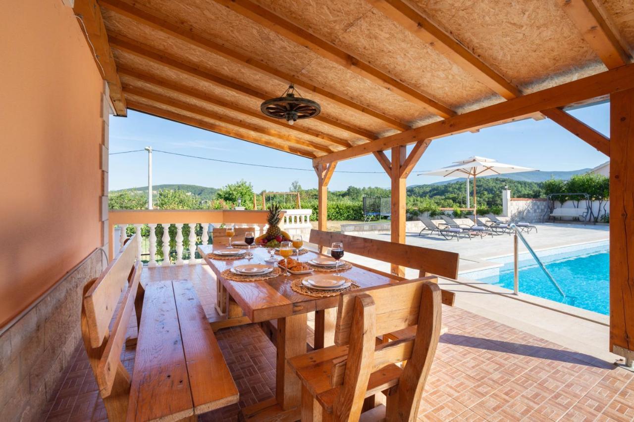 Vacation Villa Matic With 7 Bedrooms Sinj Exterior foto