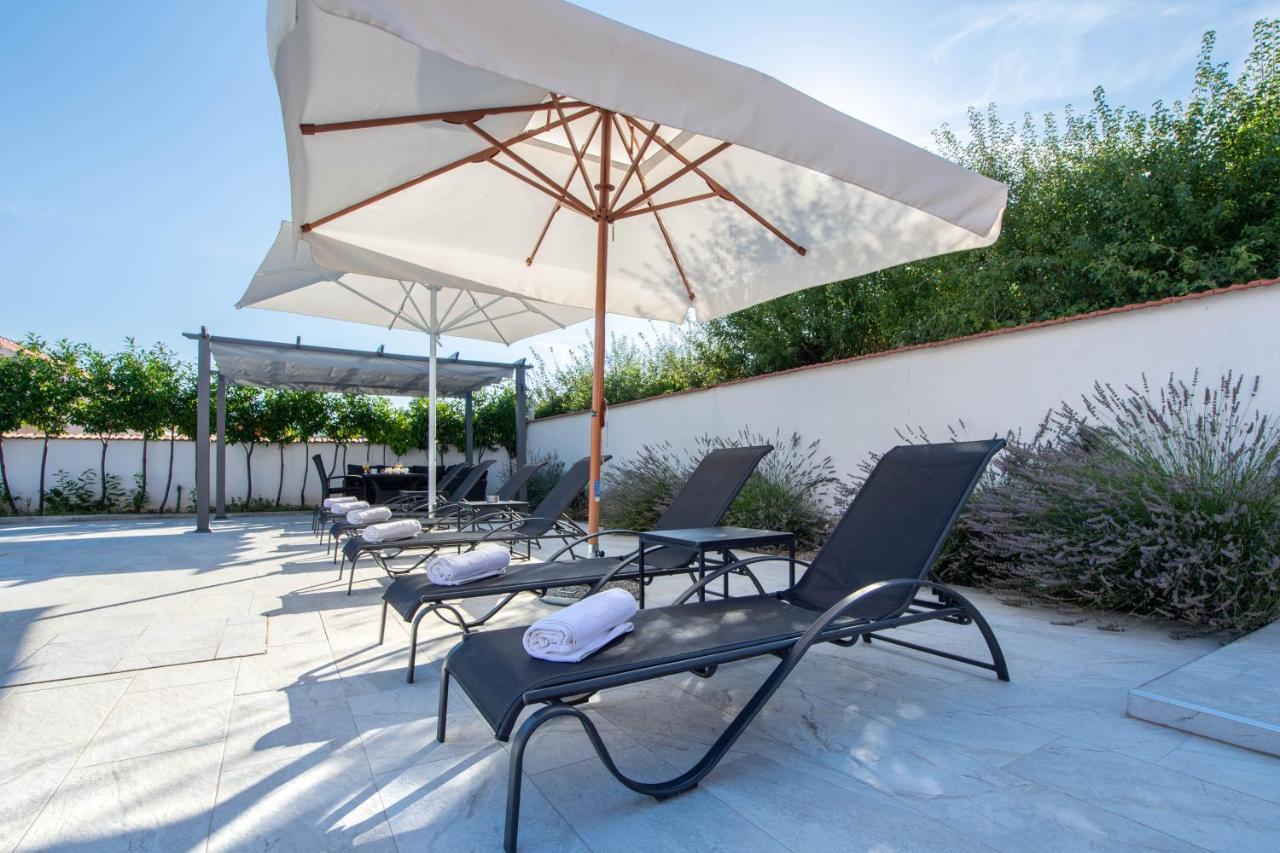 Vacation Villa Matic With 7 Bedrooms Sinj Exterior foto
