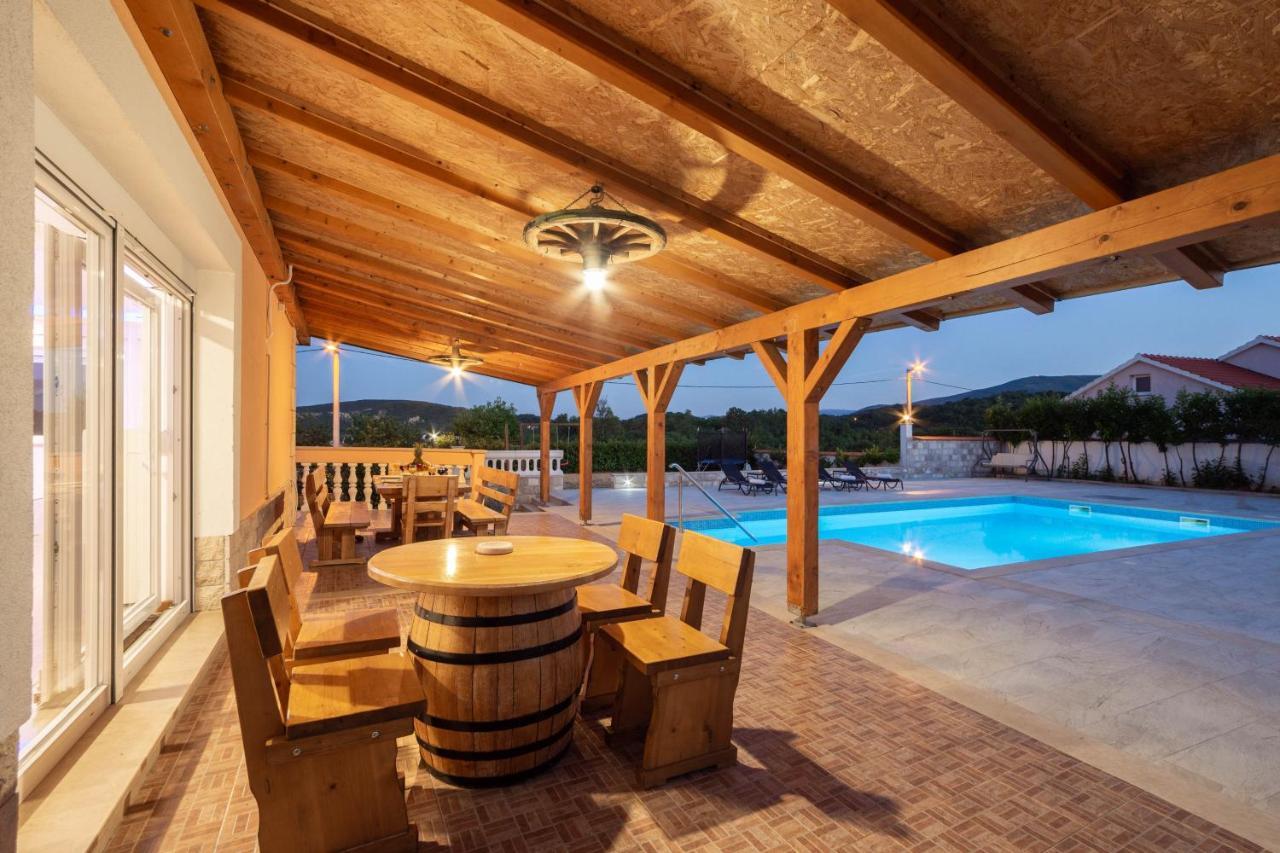 Vacation Villa Matic With 7 Bedrooms Sinj Exterior foto