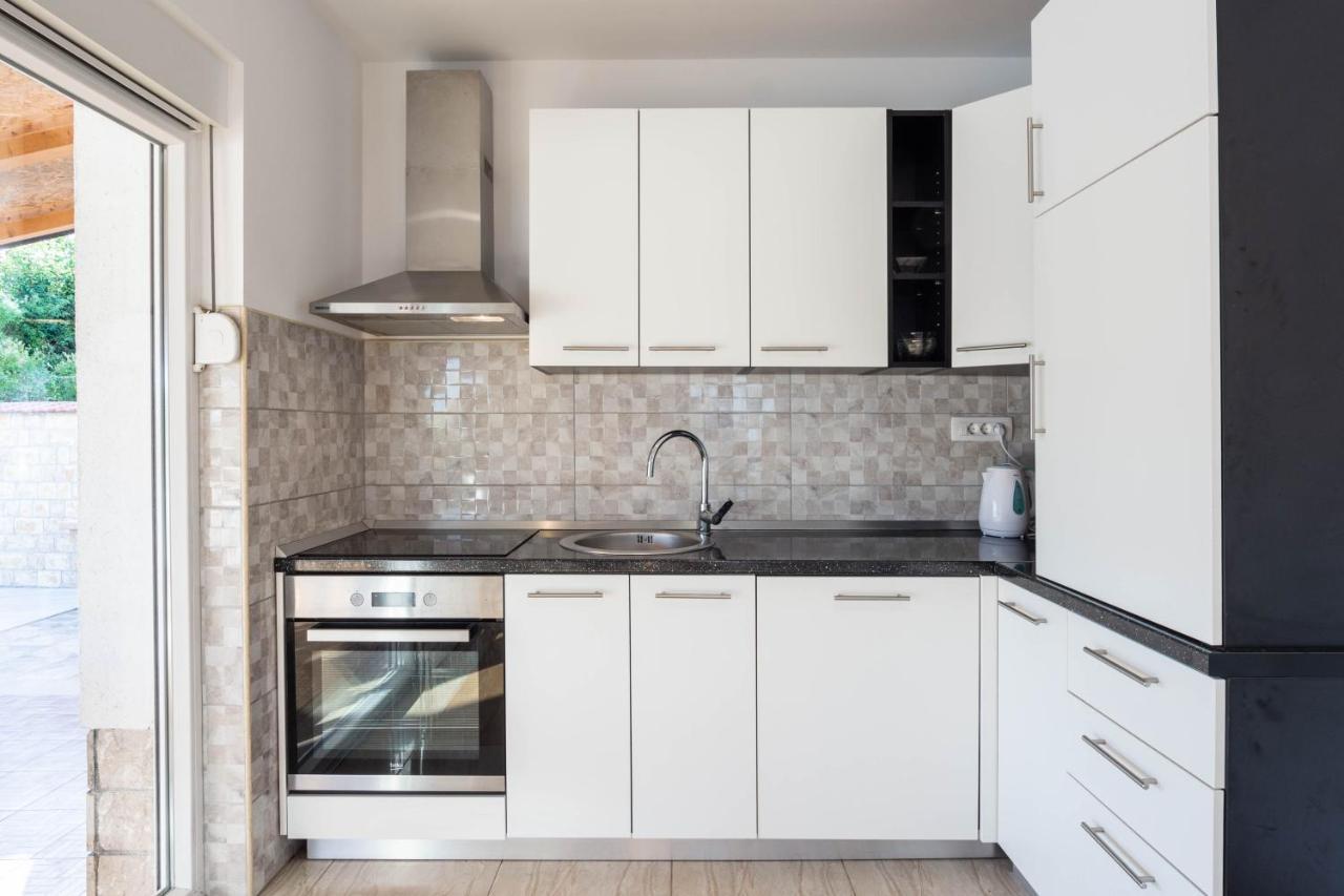 Vacation Villa Matic With 7 Bedrooms Sinj Exterior foto