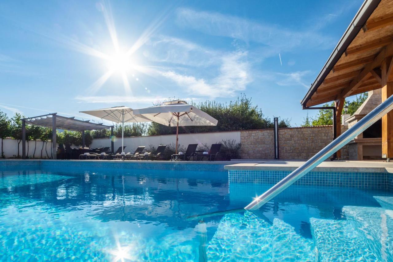 Vacation Villa Matic With 7 Bedrooms Sinj Exterior foto