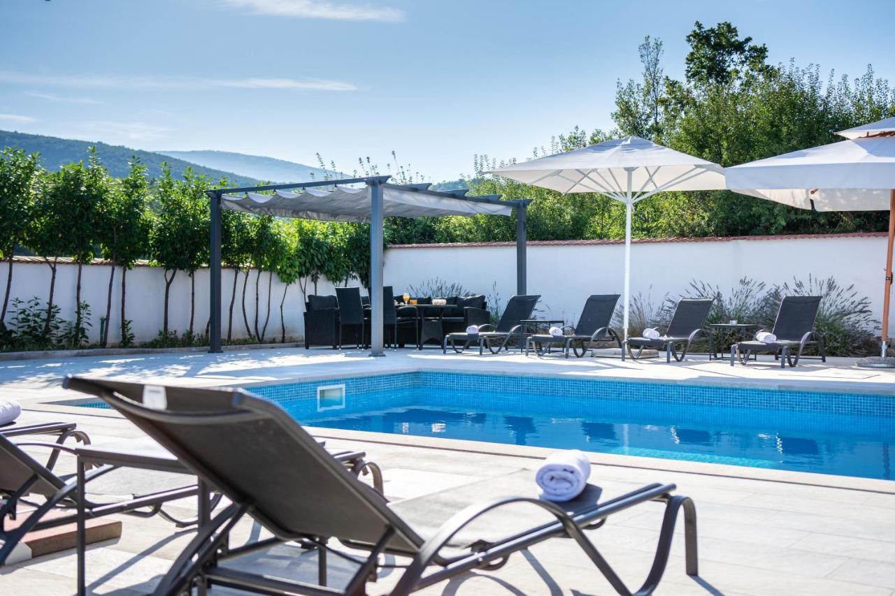 Vacation Villa Matic With 7 Bedrooms Sinj Exterior foto