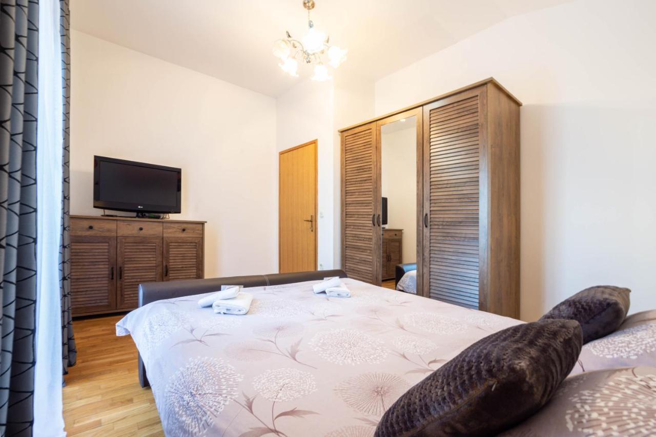 Vacation Villa Matic With 7 Bedrooms Sinj Exterior foto