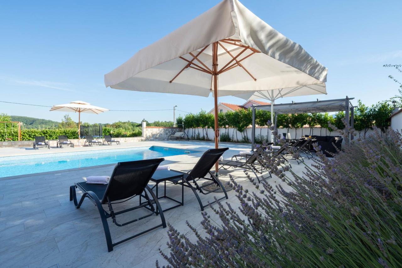 Vacation Villa Matic With 7 Bedrooms Sinj Exterior foto
