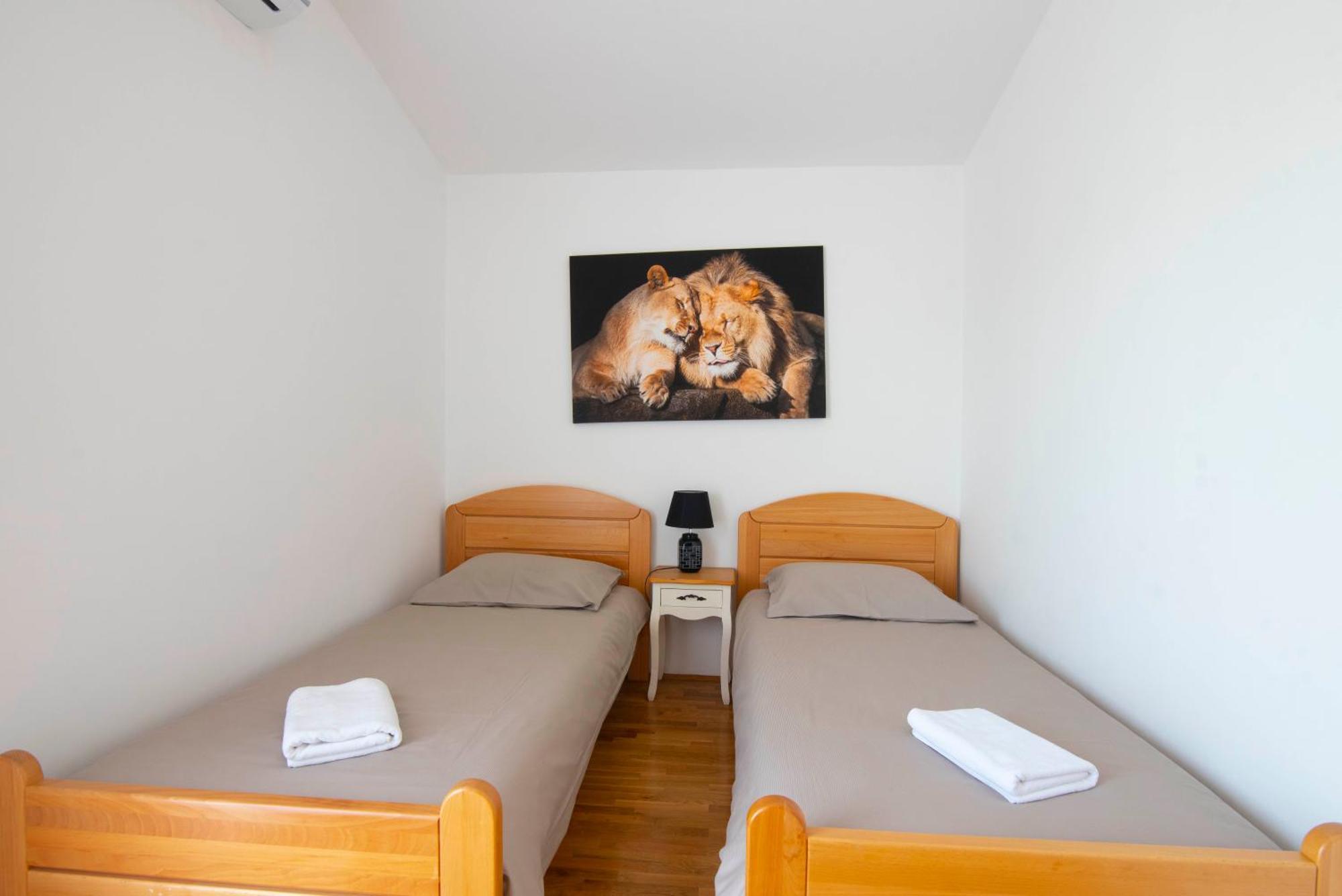 Vacation Villa Matic With 7 Bedrooms Sinj Exterior foto