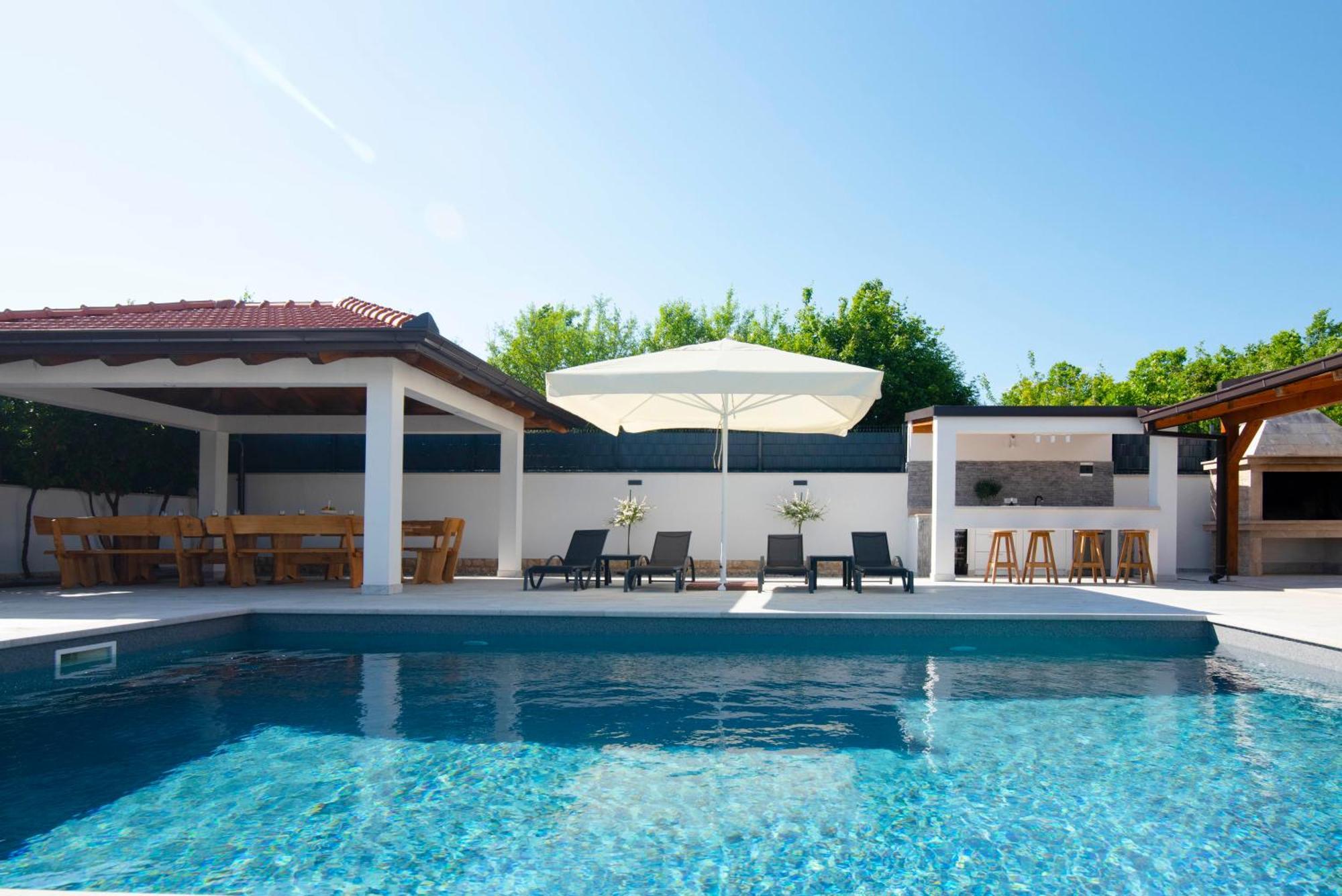 Vacation Villa Matic With 7 Bedrooms Sinj Exterior foto