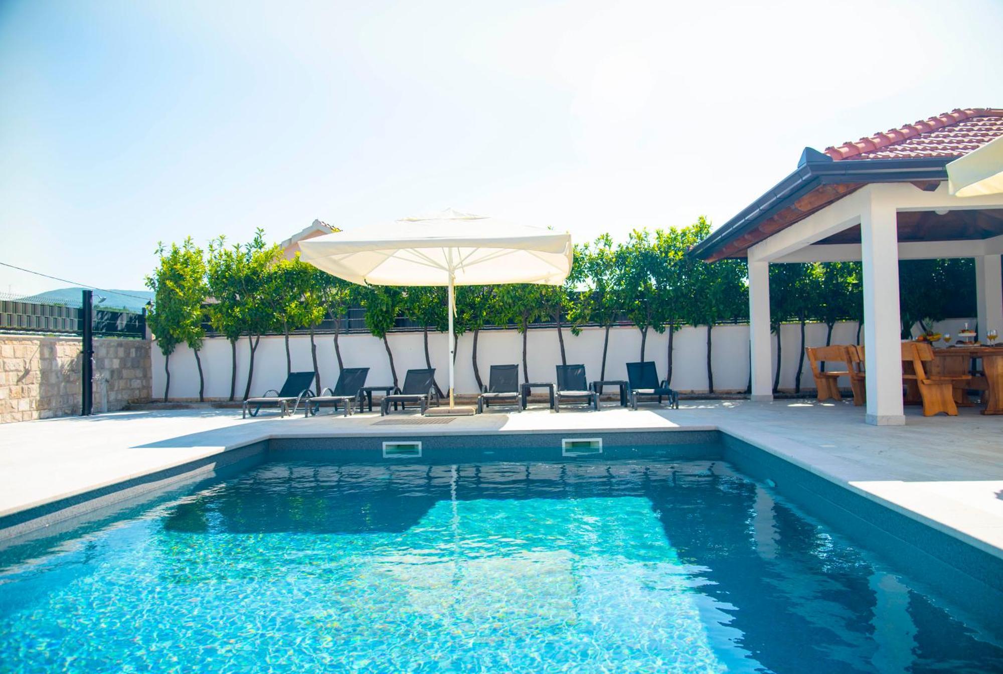 Vacation Villa Matic With 7 Bedrooms Sinj Exterior foto