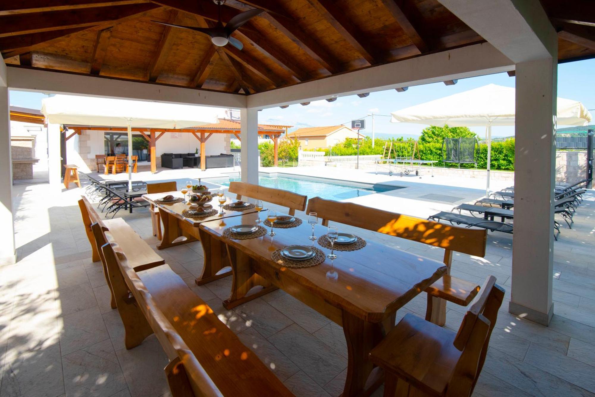 Vacation Villa Matic With 7 Bedrooms Sinj Exterior foto