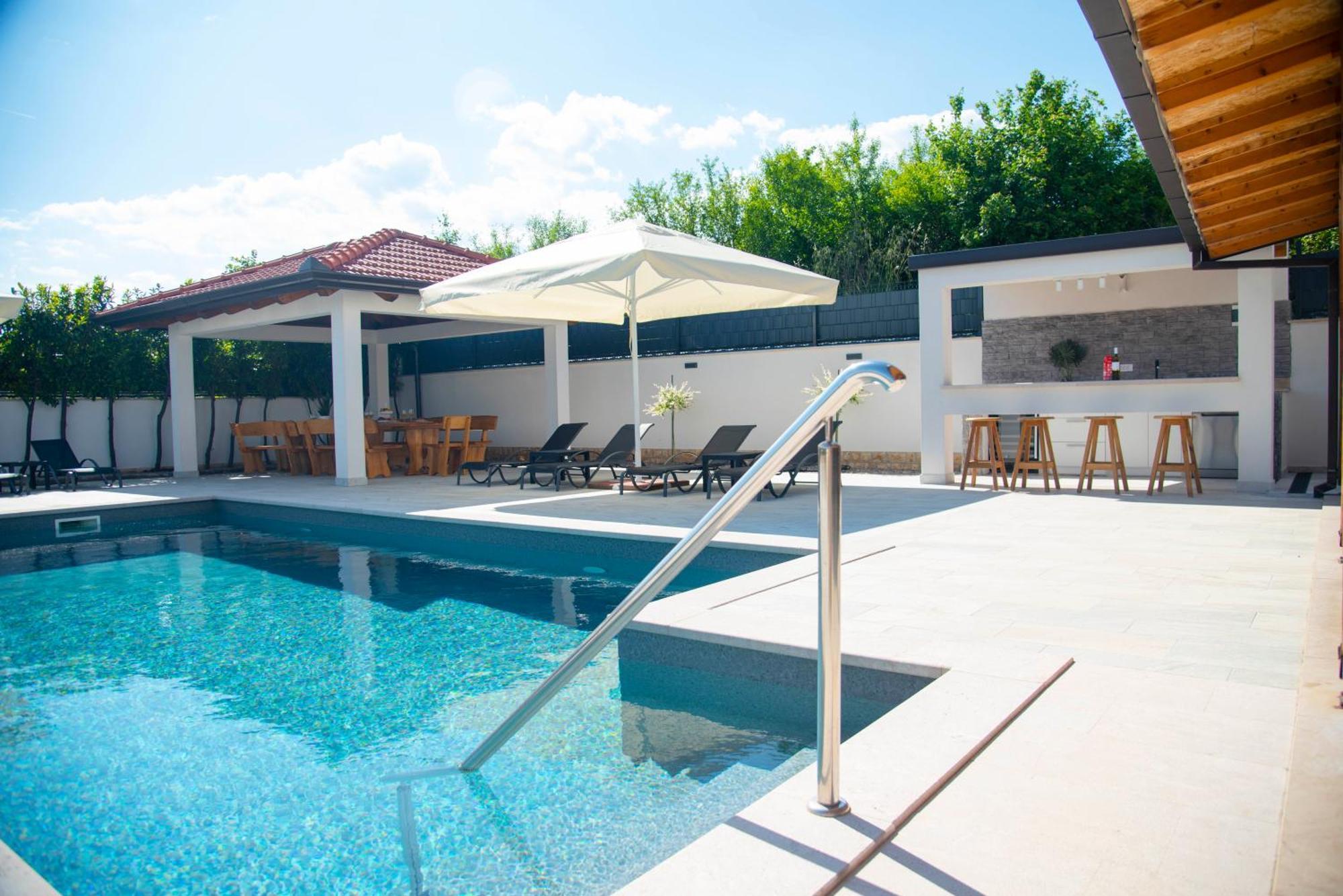 Vacation Villa Matic With 7 Bedrooms Sinj Exterior foto